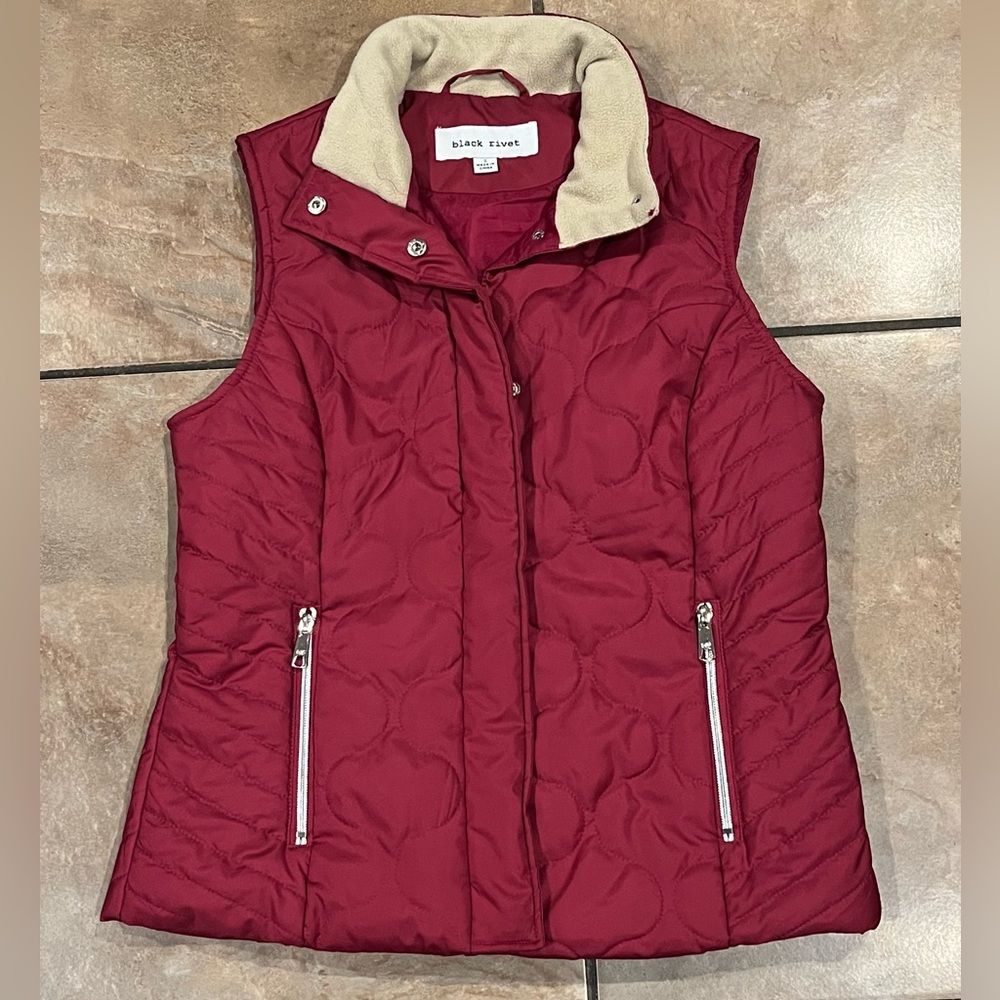 EUC Black Rivet Burgundy Quilted Puffer Vest with Fleece Collar Small